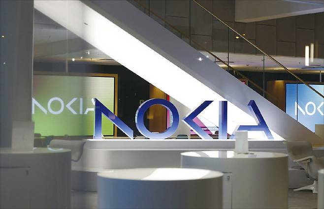 한때 세계 휴대폰 시장을 호령했던 노키아 실적이 다시 반등하자 배경에 관심이 쏠린다. 사진은 핀란드 노키아 본사 전경. (AP=연합뉴스)