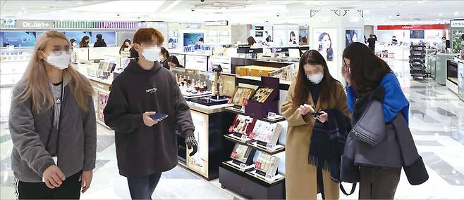 백화점 업종에 우호적인 국내외 상황이 조성되며 올 하반기 들어 백화점 3사 주가가 강세를 보인다. 사진은 서울 시내 한 대형 백화점에서 쇼핑 중인 외국인. (매경DB)