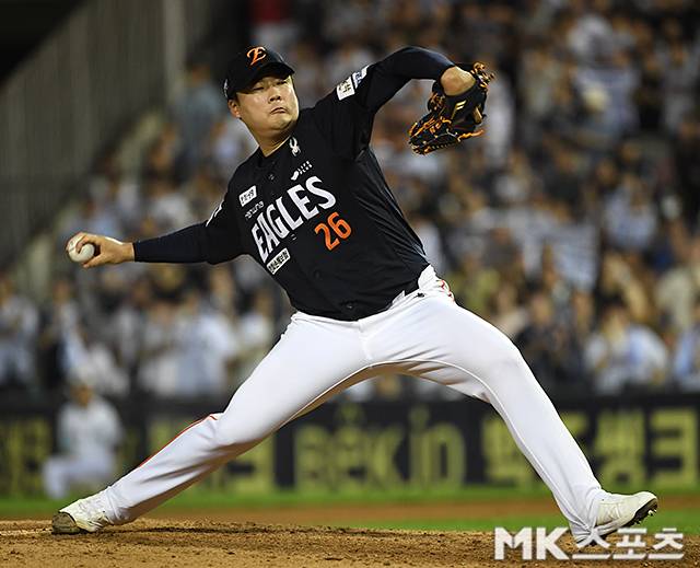 7월 22일 서울 잠실야구장에서 ‘2025 KBO리그’ 한화 이글스와 두산 베어스의 경기가 열렸다. 8회말 역투하는 한화 한승혁. 사진=천정환 기자