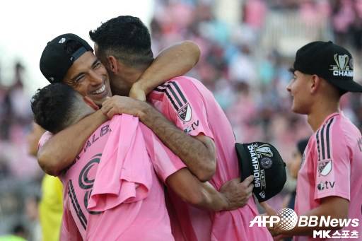 우승을 확정한 뒤 조르디 알바, 세르지오 부스케츠와 포옹을 나누고 있는 수아레즈의 모습. 사진=ⓒAFPBBNews = News1