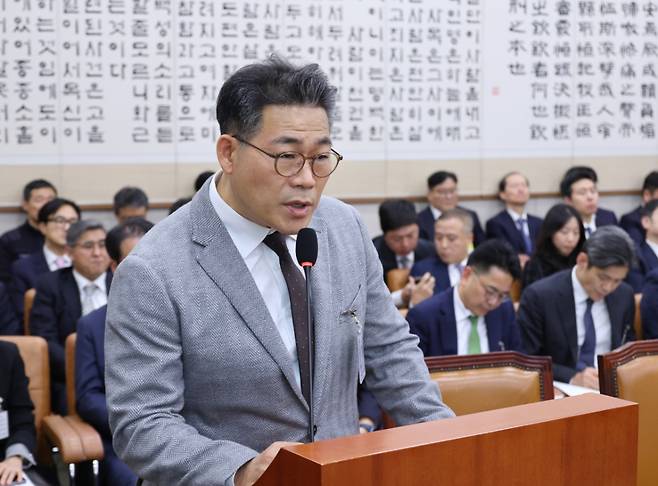 백해룡 경정이 10월27일 서울 여의도 국회에서 열린 법제사법위원회의 대검찰청에 대한 국정감사에서 질의에 답하고 있다./사진=뉴시스.