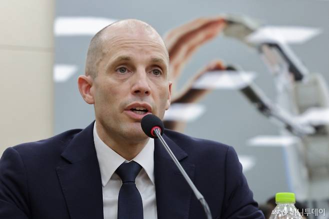 해롤드 로저스 쿠팡 임시 대표가 17일 서울 여의도 국회 과학기술정보방송통신위원회에서 열린 쿠팡 침해사고 관련 청문회에서 의원 질의에 답변하고 있다. 2025.12.17/뉴스1 Copyright (C) 뉴스1. All rights reserved. 무단 전재 및 재배포, AI학습 이용 금지. /사진=(서울=뉴스1) 신웅수 기자