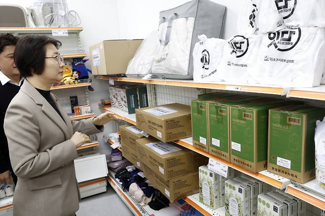 이스란 복지부 1차관이 17일 서울 영등포사랑나눔푸드마켓 1호점 내부를 둘러보고 있다. /사진제공=보건복지부