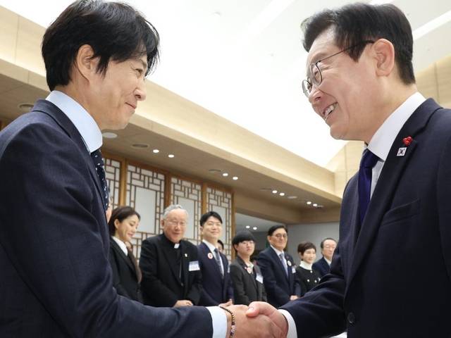 이재명 대통령이 16일 용산 대통령실에서 열린 기부나눔 초청행사에서 굿네이버스 친선대사 배우 최수종과 인사하고 있다. 뉴시스