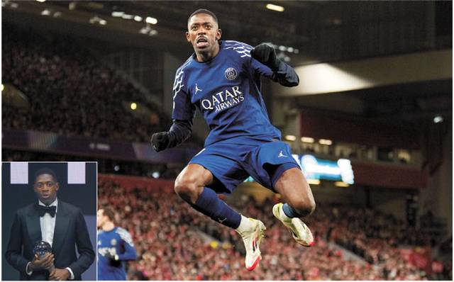 ‘더 베스트 FIFA 풋볼 어워즈 2025’에서 FIFA 최고의 남자선수로 뽑힌 파리 생제르맹의 우스만 뎀벨레가 지난 3월 12일(한국시간) 영국 리버풀의 안필드에서 열린 리버풀과의 UEFA 챔피언스리그 16강 2차전에서 골 세리머니를 펼치고 있다. 작은 사진은 뎀벨레가 시상식에서 수상소감을 말하는 장면.  AP 뉴시스 FIFA유튜브 캡처