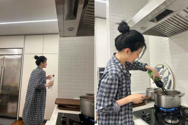 이영애가 뱅쇼를 마시며 동안 미모를 뽐냈다. / 이영애 인스타그램