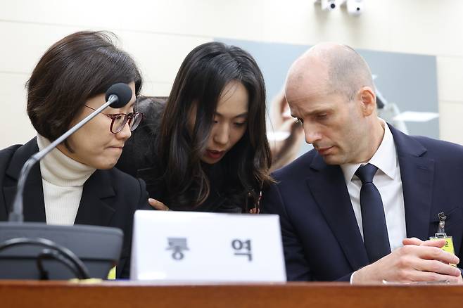 17일 서울 여의도 국회 과학기술정보방송통신위원회에서 열린 쿠팡 침해사고 관련 청문회에 출석한 해롤드 로저스 쿠팡 대표이사(오른쪽)가 관계자들과 대화하고 있다. [연합]