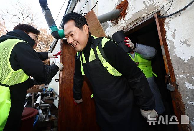 [고양=뉴시스] 박주성 기자 = 장동혁 국민의힘 대표가 17일 경기 고양시 화전마을에서 '청년과 함께 따뜻한 겨울나기' 연탄 배달 봉사활동을 하고 있다. (공동취재) 2025.12.17. photo@newsis.com