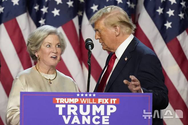 [웨스트팜비치=AP/뉴시스] 도널드 트럼프 미국 대통령이 지난해 11월 6일(현지 시간) 플로리다 웨스트팜비치에서 승리 연설 도중 수지 와일스 당시 공동선대위원장을 연단으로 데려오고 있다. 2025.12.17.