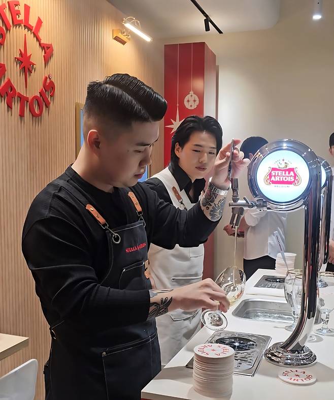 2025 퍼펙트 서브 어워즈 우승자인 조영준 바텐더와 권성준 셰프가 직접 생맥주 서빙 시연을 진행하는 모습.