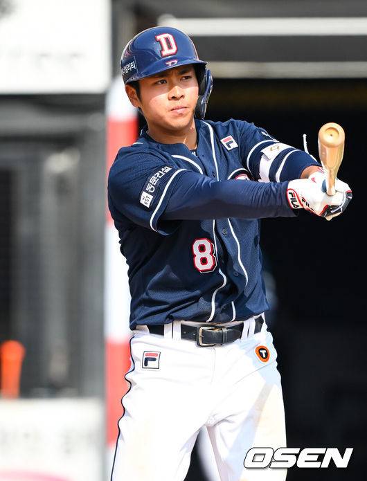 [OSEN=수원, 박준형 기자] 20일 오후 경기도 수원KT위즈파크에서 2023 신한은행 SOL KBO리그 시범경기 KT 위즈와 두산 베어스의 경기가 진행됐다.7회초 두산 송승환이 안타를 날리고 타구를 날리고 있다  2023.03.20  / soul1014@osen.co.kr