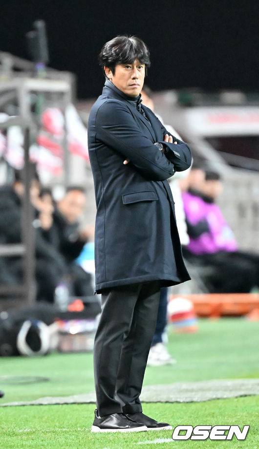 [OSEN=서울월드컵경기장, 민경훈 기자] 4일 오후 서울 상암동 서울월드컵경기장에서 '2025-2026 아시아축구연맹(AFC) 챔피언스리그 엘리트(ACLE) 리그'&nbsp; 스테이지 4차전 FC서울과 청두 룽청의 경기가 진행됐다.서울은 ACLE 앞선 3경기에서 1승 1무 1패를 거둬 12개 팀 중 6위에 올라가 있다.청두 서정원 감독이 경기를 주시하고 있다. 2025.11.04 / rumi@osen.co.kr