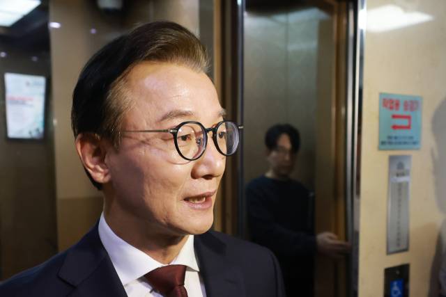 ▲전재수 전 해양수산부 장관이 15일 국회의원회관 내 사무실에서 나오며 취재진 질문에 답하고 있다. 경찰은 이날 정치권 인사들의 통일교 금품 수수 의혹과 관련해 첫 강제수사에 착수하며 전 전 장관 사무실을 압수수색했다. ⓒ연합뉴스