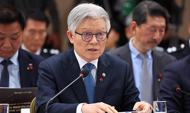 최동석 인사혁신처장이 17일 정부세종컨벤션센터에서 이재명 대통령에게 업무 보고를 하고 있다. 세종=연합뉴스