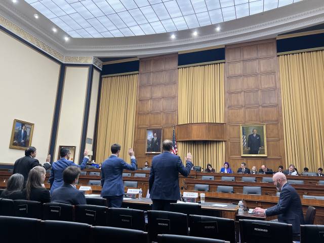 16일(현지 시간) 워싱턴DC 연방의회에서 열린 하원 법사위 산하 반독점소위 청문회에서 증인들이 선서를 하고 있다. 이태규 특파원