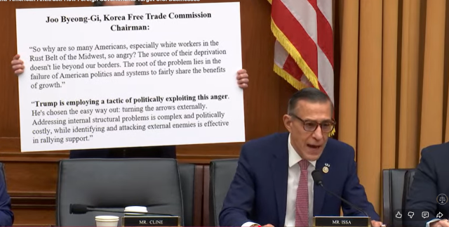 대럴 이사 미 하원의원(공화, 캘리포니아)이 16일(현지 시간) 워싱턴DC 연방의회에서 열린 청문회에서 한국 주병기 공정거래위원장의 과거 칼럼 부분을 발췌한 팻말을 비치한 채 발언하고 있다. 미 하원 법사위 반독점소위 유튜브 캡쳐