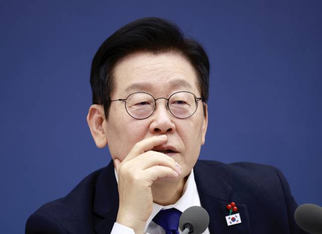 이재명 대통령이 16일 정부세종컨벤션센터에서 열린 보건복지부(질병관리청)·식품의약품안전처 업무보고에서 정은경 복지부 장관의 발언을 듣고 있다. 대통령실통신사진기자단
