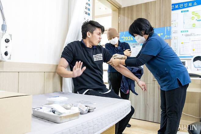 11월13일 장안보건진료소 관내의 양계장에서 일하는 네팔 출신 이주노동자가 독감 예방접종을 하고 있다. ⓒ시사IN 박미소
