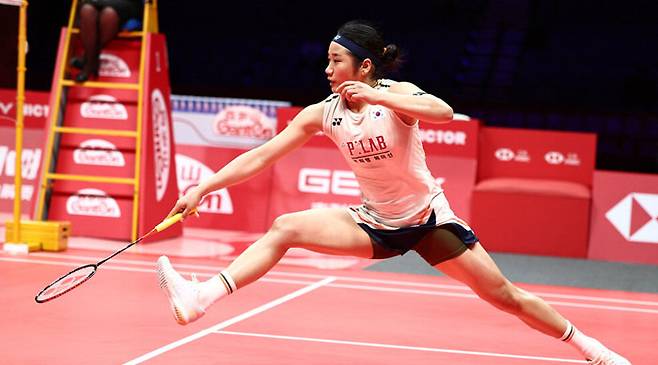 배드민턴 안세영이 17일 중국 항저우 올림픽스포츠센터에서 열린 BWF 월드투어 파이널 조별리그 1차전에서 인도네시아 푸트리 쿠수마 와르다니의 공격을 받아내고 있다.  대한배드민턴협회 제공