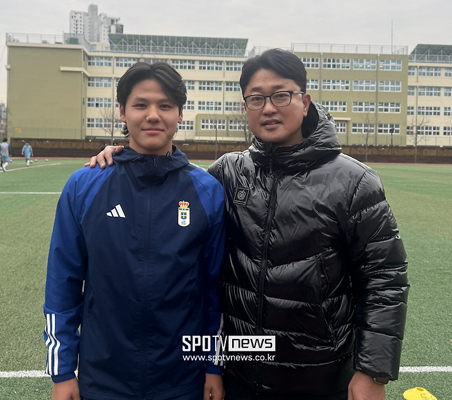 ▲ 레알 오비에도에 입단하는 이영웅과 동래고 이승엽 감독 ⓒ스포티비뉴스DB