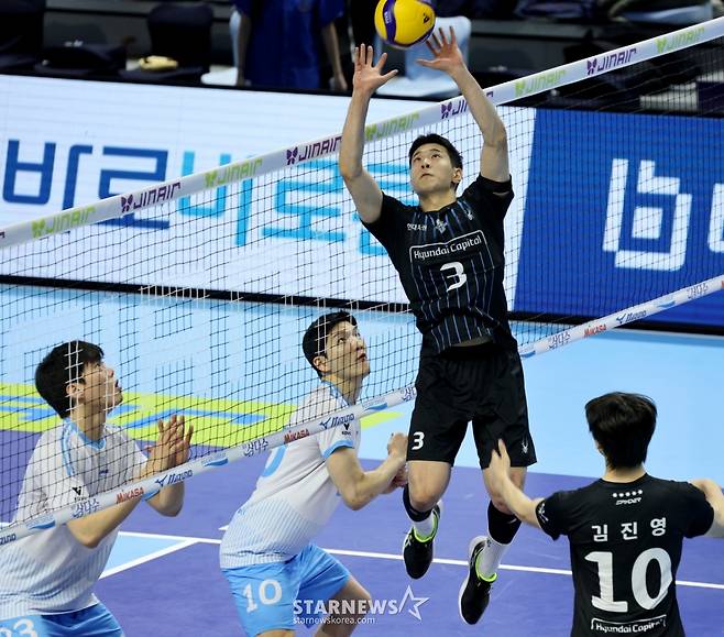 [한번에쓱]'소문난 잔치1-2위전이었건만' 현대캐피탈 3-0셧아웃시킨 대한항공