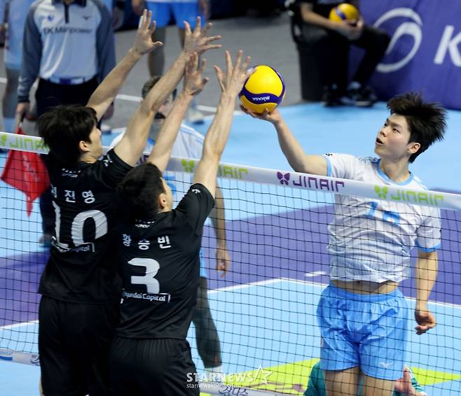 [한번에쓱]'소문난 잔치1-2위전이었건만' 현대캐피탈 3-0셧아웃시킨 대한항공