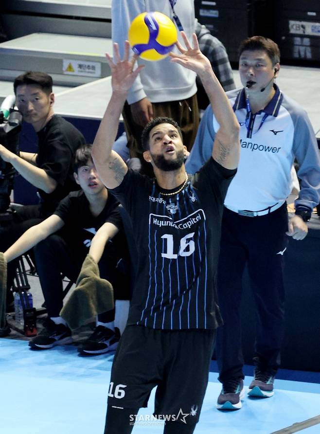 [한번에쓱]'소문난 잔치1-2위전이었건만' 현대캐피탈 3-0셧아웃시킨 대한항공