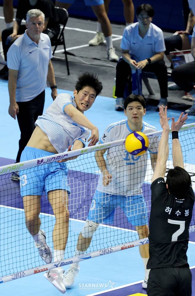 [한번에쓱]'소문난 잔치1-2위전이었건만' 현대캐피탈 3-0셧아웃시킨 대한항공