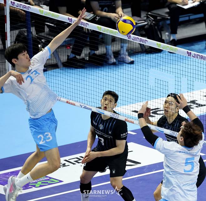 [한번에쓱]'소문난 잔치1-2위전이었건만' 현대캐피탈 3-0셧아웃시킨 대한항공