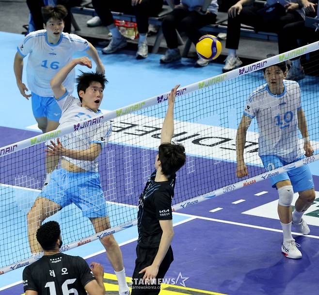 [한번에쓱]'소문난 잔치1-2위전이었건만' 현대캐피탈 3-0셧아웃시킨 대한항공