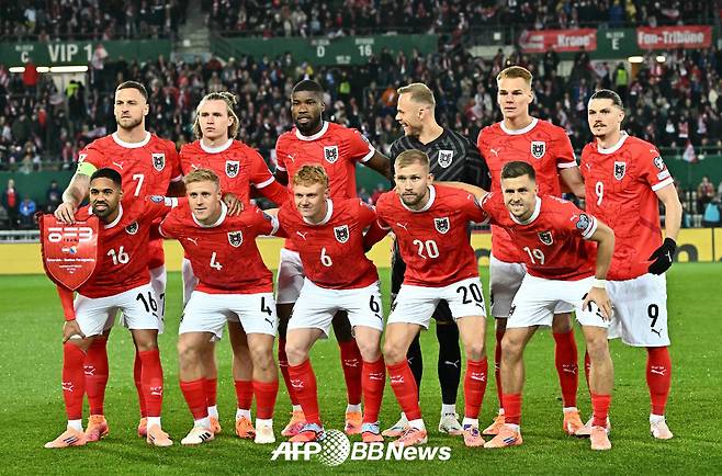 지난달 보스니아헤르체고비나와의 2026 FIFA 북중미 월드컵 유럽 예선 H조를 앞두고 기념 사진을 촬영하고 있는 오스트리아 대표팀 선수들. /AFPBBNews=뉴스1