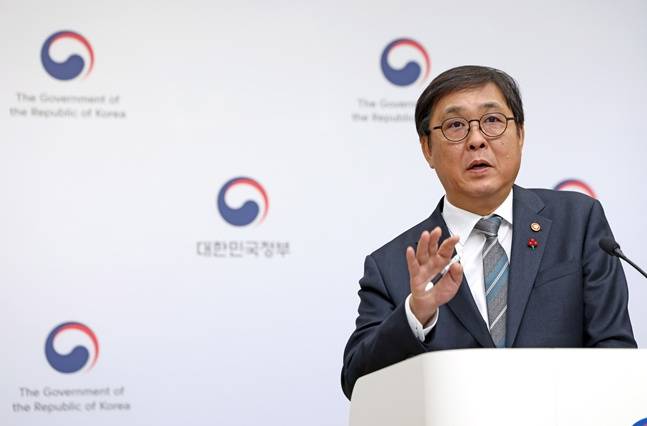 최휘영 문화체육관광부 장관이 16일 정부세종청사 중앙동 브리핑실에서 2026년 문화체육관광부 업무보고 관련 브리핑을 하고 있다. /사진=문체부