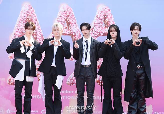 그룹 투어스가 6일 대만 가오슝 내셔널 스타디움에서 진행된 스타뉴스 주최 '10주년 아시아 아티스트 어워즈 2025(10th Anniversary Asia Artist Awards 2025, '10주년 AAA 2025') 레드카펫 행사에 참석해 포즈를 취하고 있다. /2025.12.06 /사진=이동훈 photoguy@