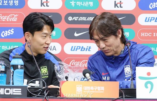 한국 축구대표팀 주장 손흥민(왼쪽)과 홍명보 감독. /사진=김진경 대기자