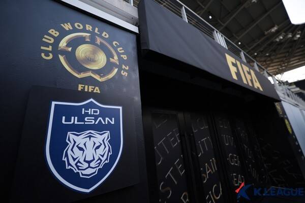 신태용 전 울산HD 감독이 정승현의 뺨을 때린 사건을 두고 스포츠윤리센터가 조사에 착수했다. 16일 MBC 보도에 따르면 대한축구협회(KFA)는 해당 사안과 관련해 스포츠윤리센터에도 진정이 접수돼 절차가 진행 중이라고 밝혔다. 울산 구단도 대한축구협회로부터 받은 공문을 15일 회신했다며 회신을 통해 그간 파악한 사실들과 선수 보호를 위해 취했던 조치들을 성실하게 설명했다고 밝혔다. 한국프로축구연맹 제공