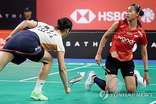 안세영(삼성생명·세계 1위)은 17일(한국시간) 중국 항저우 올림픽스포츠센터 체육관에서 열린 2025 세계배드민턴연맹(BWF) 월드투어 파이널 여자 단식 A조 1차전에서 인도네시아의 푸트리 쿠수마 와르다니(세계 7위)를 게임스코어 2-1(21-16 8-21 21-8)로 이겼다. 이날 패배로 와르다니는 안세영 상대로 9전 전패를 기록했지만 직전에 게임스코어 0-2로 패했던 호주 오픈(슈퍼 500) 결승전과 달리 안세영 상대로 3세트까지 치른 점에 만족감을 드러냈다. 연합뉴스