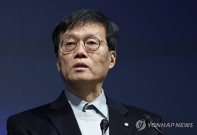 환영사하는 이창용 한국은행 총재 (서울=연합뉴스) 서명곤 기자 = 이창용 한국은행 총재가 15일 서울 중구 한국은행 별관에서 '통화정책의 과제:커뮤니케이션(의사소통)과 정책수단'을 주제로 열린 2025년 한국은행 통화정책 콘퍼런스에서 환영사를 하고 있다. 2025.12.15 seephoto@yna.co.kr