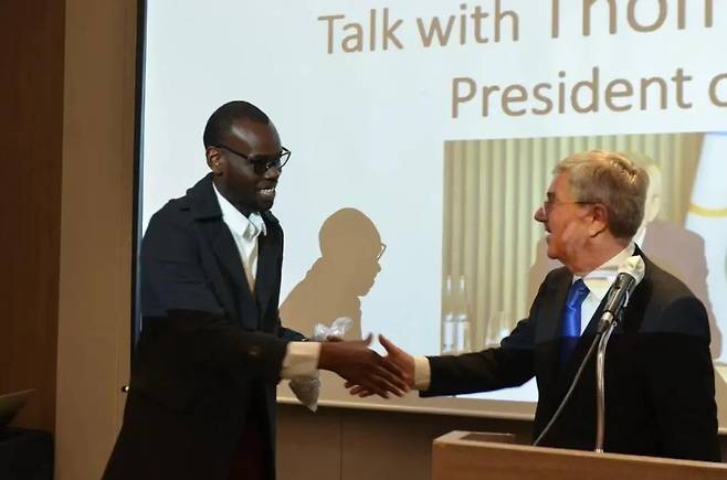 서울대서 토마스 바흐 국제올림픽위원회(IOC) 당시 위원장(오른쪽)과 만난 나숀 씨 [나숀 제공. 재판매 및 DB 금지]