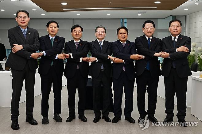 광주 군·민간 공항, 무안으로 통합 이전 (광주=연합뉴스) 17일 오전 광주 서구 광주도시공사에서 열린 '광주 군 공항 이전 6자 협의체' 1차 회의에서 참석 내빈들이 공동 발표문에 서명한 뒤 손을 맞잡고 있다.
    이날 회의에서는 광주 군·민간 공항을 무안으로 통합 이전하는 합의문이 도출됐다.
    왼쪽부터 강희업 국토교통부 2차관, 구윤철 부총리 겸 기획재정부 장관, 안규백 국방부 장관, 김용범 대통령실 정책실장, 강기정 광주시장, 김영록 전남지사, 김산 전남 무안군수. 2025.12.17 [광주전남사진기자단] hs@yna.co.kr