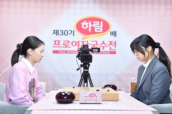 최정(오른쪽)이 하림배 결승 2국에서 김은지에게 역전승했다. [한국기원 제공. 재판매 및 DB 금지]