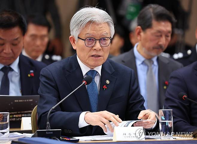 업무보고 하는 최동석 인사처장 (세종=연합뉴스) 김도훈 기자 = 최동석 인사혁신처장이 17일 정부세종컨벤션센터에서 이재명 대통령에게 업무보고를 하고 있다. 2025.12.17 superdoo82@yna.co.kr