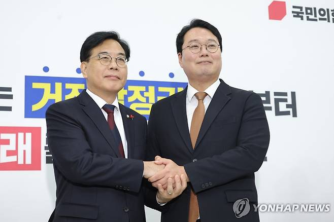 '통일교 게이트' 특검 추진 위해 만난 송언석과 천하람 (서울=연합뉴스) 황광모 기자 = 국민의힘 송언석 원내대표와 개혁신당 천하람 원내대표가 17일 국회에서 '통일교 게이트' 특별검사 추진을 위해 만나 악수하고 있다. 2025.12.17 hkmpooh@yna.co.kr