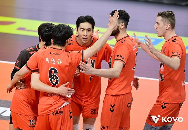 OK저축은행 선수단 [한국배구연맹 제공. 재배포 및 DB 금지]