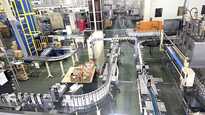 일본 3대 양조지역 후시미의 대표적 주조회사인 키자쿠라 양조장의 제품 포장 공정. /사진=이은지 기자