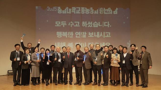 충남대학교 총동창회 임원들이 함께 인사하고 있다.