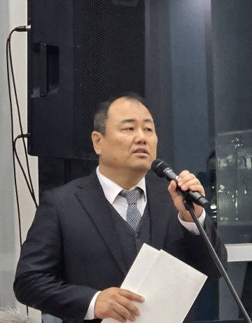 정문현 사무총장이 진행을 맡고 있다.