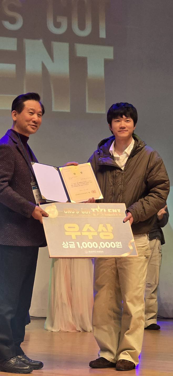 우수상을 수상한 신동훈 충남대 국어국문학과 학생이 한기온 회장에게 상금 100만원을 받고 있다.