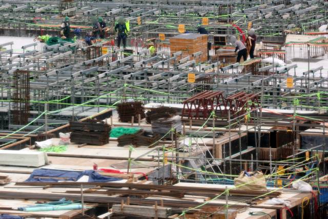 지난 8월 서울 시내 한 아파트 건설 현장에서 작업자들이 작업을 하는 모습. 연합뉴스
