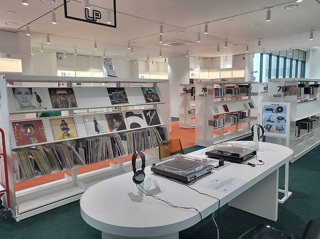 LP판으로 음악을 무료로 감상할 수 있다./김락현 기자