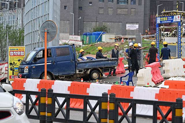 지난 7월 창원시 의창구의 한 공사현장에서 근로자들이 이야기를 나누고 있다./경남신문DB/